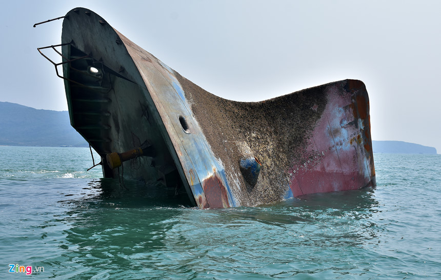 Xẻ thịt tàu hàng triệu đô chìm ở biển Quy Nhơn bán phế liệu